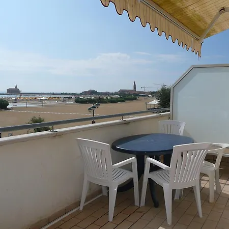Nave Trilocale Con Terrazza Frontemare - Agenzia Cocal Caorle