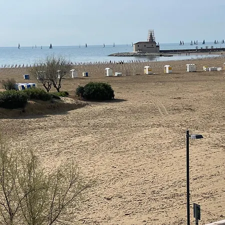 Nave Trilocale Con Terrazza Frontemare - Agenzia Cocal * 카오를레